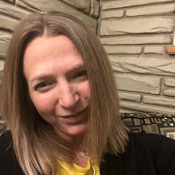 Meet your Posher, Sarah - Picture 1 of 2